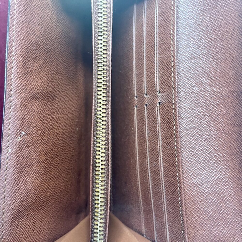 Louis Vuitton Monogram Sarah Wallet w Dust Bag and Box Pre-loved - Picture 7 of 14